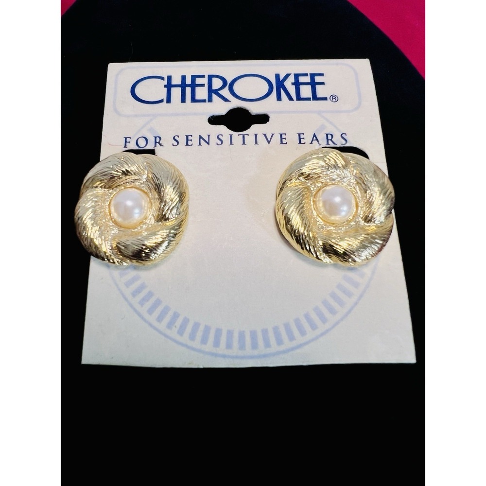 Vintage CHEROKEE Gold Tone Textured Swirl Faux Pearl Clip-on Earrings Elegant
